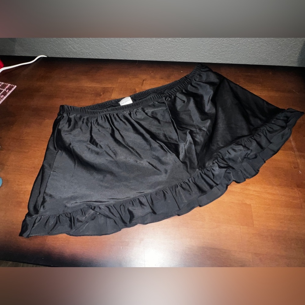 Pure Energy swim skirt with mini ruffle black 20w/22w VGC